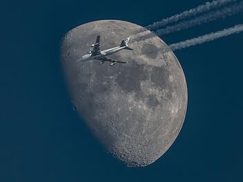 Mond mit Flugzeug