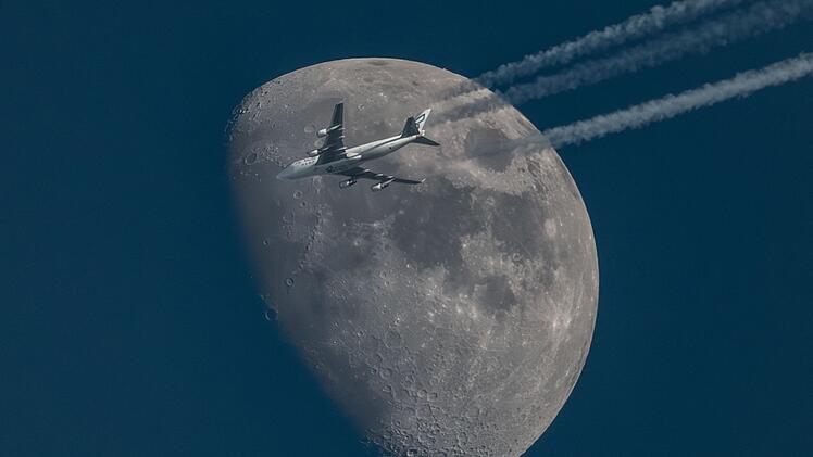 Mond mit Flugzeug