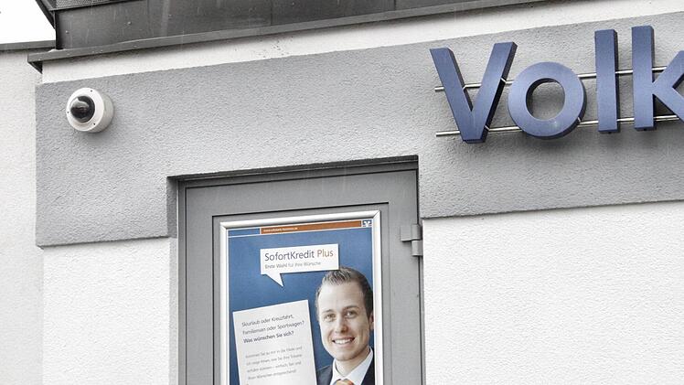 Eine Kamera mit Rundumblick: Diese Dome-Kamera sichert einen garagengroßen Cash-in-Schalter auf einem Supermarkt-Parkplatz.