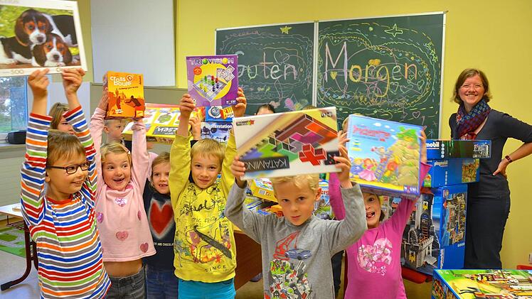 Große Freude herrschte bei den Jüngsten der Schule über die neuen Spiele im Spielezimmer der Morgenbetreuung - rechts Rektor Annette Forster-Sennefelder Foto: Wilfried Roppelt