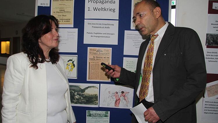 Der Kulmbacher Historiker Wolfgang Schoberth ordnete die Ereignisse rund um den Ausbruch des Ersten Weltkrieges geschichtlich ein. Christine Jarosch-Wich und Robert Müller (nicht im Bild) haben die Ausstellung mit Schülern und mit der Fotogruppe des Vereins Natur & Heimat Thurnau organisiert. Sie kann bis Weihnachten im Foyer des beruflichen Schulzentrums besichtigt werden.  Foto: Sonja Adam