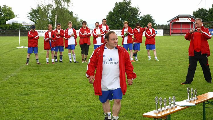 Der Spielführer der Melkendorfer holt sich den Preis für Platz 4 ab. Foto: Monika Limmer