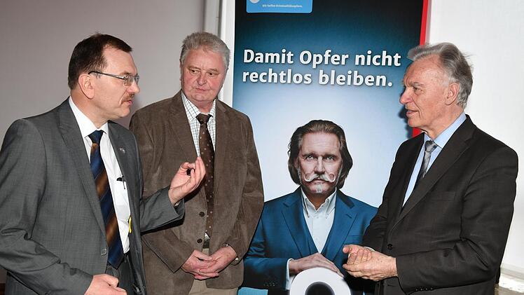 Jörg Ziercke (rechts) im Gespräch mit dem Präsidenten des Polizeipräsidiums Unterfranken, Gerhard Kallert (links), und Helmut Will vom Weißen Ring