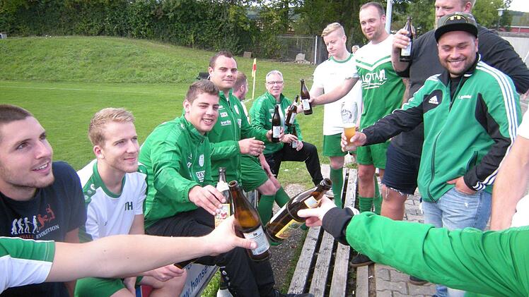 Die Spieler des FC Hammelburg um Trainer Jürgen Wiesler (hinten rechts) haben sich nach dem Sieg gegen Aura das Radler definitiv verdient.ssp