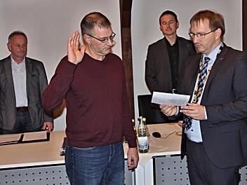Bürgermeister Wolfram Thein (rechts) vereidigte Günter Reß als Nachrücker für Werner Thein als neues Mitglied im Gemeinderat. Der Zeremonie folgen Zweiter Bürgermeister Harald Deringer (links) und Verwaltungsleiter Renè Schäd (Zweiter von rechts).Helmut Will