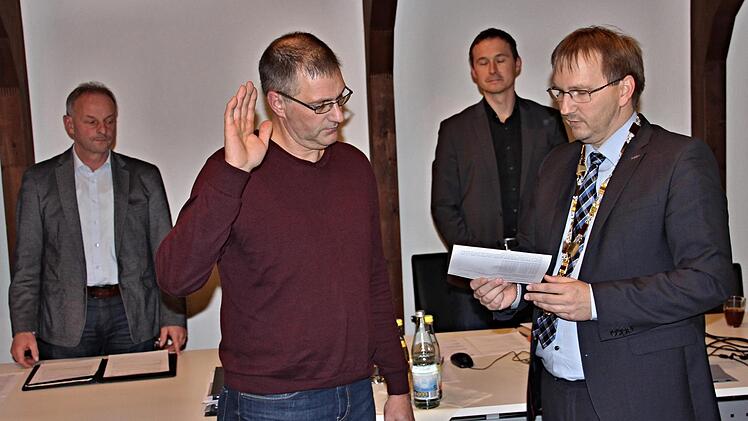 Bürgermeister Wolfram Thein (rechts) vereidigte Günter Reß als Nachrücker für Werner Thein als neues Mitglied im Gemeinderat. Der Zeremonie folgen Zweiter Bürgermeister Harald Deringer (links) und Verwaltungsleiter Renè Schäd (Zweiter von rechts).Helmut Will