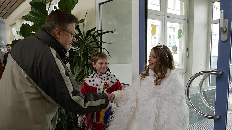 Rektor i. R. Harald Hammerschmidt heißt die kleinen Majestäten herzlich willkommen. Foto: Manja von Nida