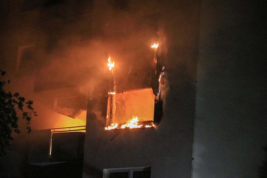 Bamberg: Brand in Mehrfamilienhaus - Feuerwehr findet leblosen Bewohner