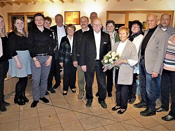Renate Müller (mit Blumenstrauß) mit ihrem Ehemann Herbert, Sohn Jochen (links daneben) und weiteren Gästen  Foto: Werner Reißaus