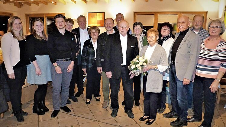 Renate Müller (mit Blumenstrauß) mit ihrem Ehemann Herbert, Sohn Jochen (links daneben) und weiteren Gästen  Foto: Werner Reißaus