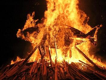 Lange hielt der hölzerne Körper von "Burning Fish" den lodernden, fast sechs Meter hohen Flammen stand.  Foto: Manfred Mellenthin