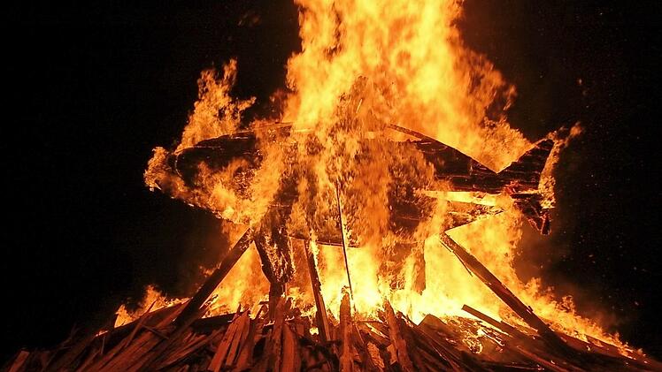 Lange hielt der hölzerne Körper von "Burning Fish" den lodernden, fast sechs Meter hohen Flammen stand.  Foto: Manfred Mellenthin