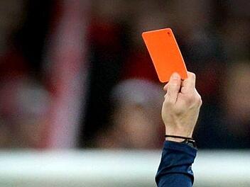 Fu&szlig;baller eines Klubs aus dem Landkreis Miltenberg wurden Opfer einer brutalen Attacke. Kurz vor Spielschluss wurde ein Spieler des Platzes verwiesen. Und lauerte danach den Gegnern aus Franken auf. Foto: Patrick Seeger/dpa