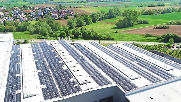 Die neu errichtete Photovoltaikanlage der R&ouml;sler Oberfl&auml;chentechnik GmbH am Standort Memmelsdorf  Foto: Firma R&ouml;sler