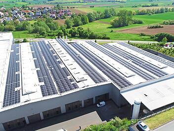 Die neu errichtete Photovoltaikanlage der Rösler Oberflächentechnik GmbH am Standort Memmelsdorf  Foto: Firma Rösler