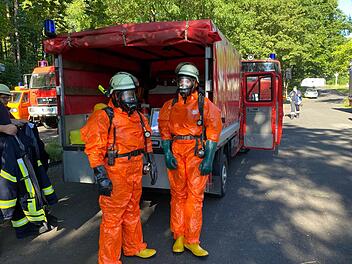 Techniker der Stadtwerke Bamberg und die Feuerwehr unterbanden am Freitagmorgen den Chlorgasaustritt im Freibad in Gaustadt. Foto: NEWS5/Merzbach