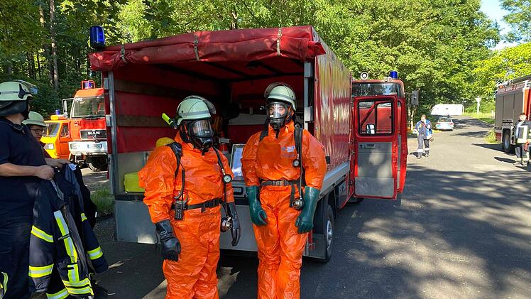 Techniker der Stadtwerke Bamberg und die Feuerwehr unterbanden am Freitagmorgen den Chlorgasaustritt im Freibad in Gaustadt. Foto: NEWS5/Merzbach