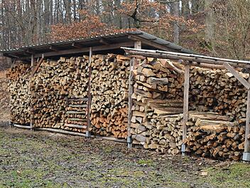 Der Gemeinderat beschloss, den Brennholzpreis je Ster von 47 auf 50 Euro anzuheben und befindet sich damit auf dem Preisniveau der Ramsthaler Waldkörperschaften Altenreichthal. Als Grund nannte der Bürgermeister die gestiegenen Kosten für den Holzeinschlag.