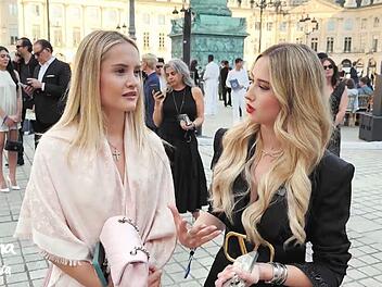 Davina Geiss (links) und ihre Schwester Shania sind bei einer exklusiven Fashionshow in Paris zu Gast.