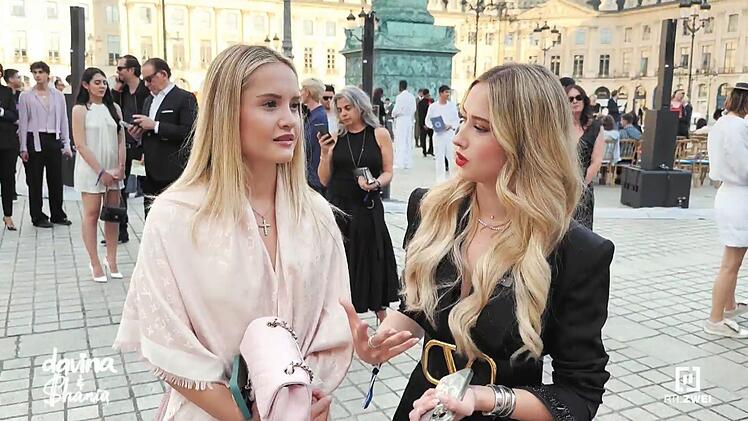 Davina Geiss (links) und ihre Schwester Shania sind bei einer exklusiven Fashionshow in Paris zu Gast.
