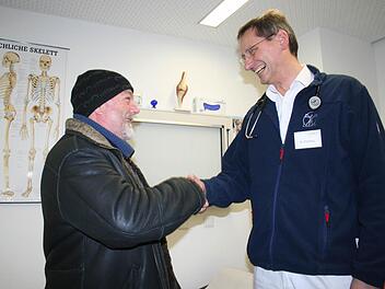 Reinhard Baumert ist der erste Patient, den Dr. Karsten Forberg (rechts) bei der Eröffnung der neuen Bereitschaftspraxis am Klinikum Forchheim begrüßt.  Foto: Andreas Oswald