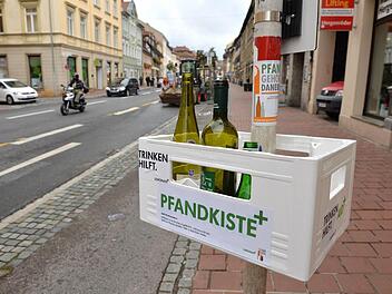 So sehen die Pfandkisten aus, die von einer bürgerschaftlichen Initiative - wie hier in der Oberen Königsstraße - aufgehängt worden. Foto: Ronald Rinklef