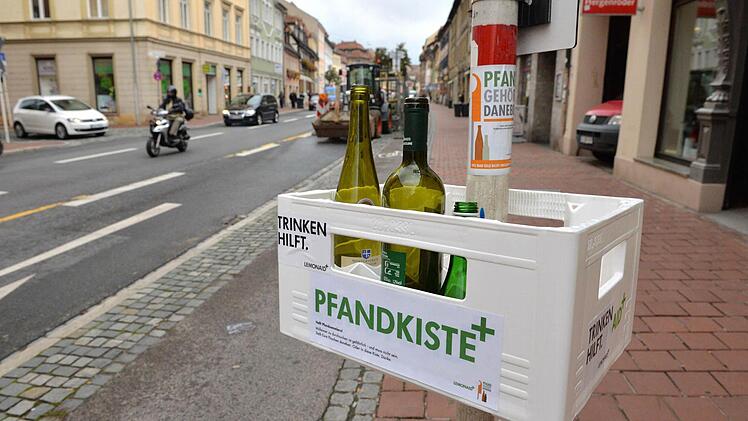So sehen die Pfandkisten aus, die von einer bürgerschaftlichen Initiative - wie hier in der Oberen Königsstraße - aufgehängt worden. Foto: Ronald Rinklef