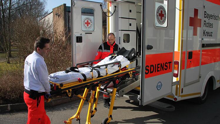 ... richten beim Einsatz in der Max-Hundt-Schule die Trage her, ...