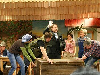 Turbulent ging es im Stück "Kohle, Moos und Mäuse!" durchgehend zu. Die Amateurschauspieler des Theatervereins Frohsinn schlüpften gekonnt in ihre Rollen und brachten die Zuschauer in Neukenroth oft zum Lachen. Foto: Joachim Beez