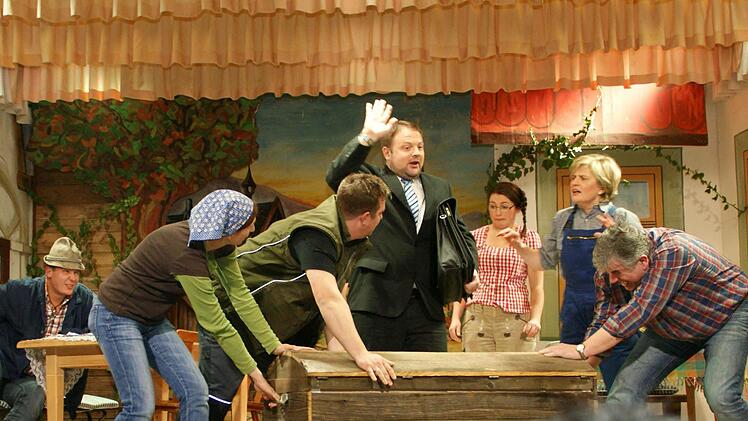 Turbulent ging es im Stück "Kohle, Moos und Mäuse!" durchgehend zu. Die Amateurschauspieler des Theatervereins Frohsinn schlüpften gekonnt in ihre Rollen und brachten die Zuschauer in Neukenroth oft zum Lachen. Foto: Joachim Beez