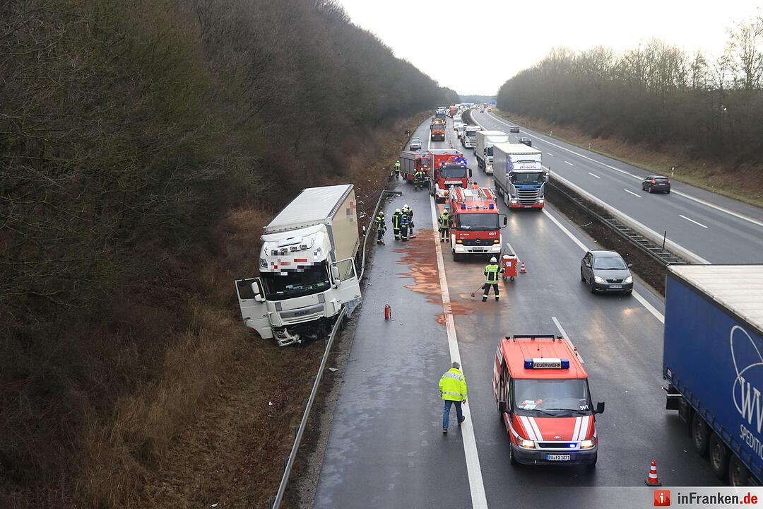 Leitplanke niedergewalzt und Tank aufgerissen - Lkw verunfallt auf der A3