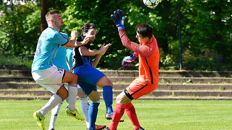 Das Tor zum 1:0-Führungstreffer: Senad Bajric (l.) spitzelt den Ball über Andreas Flockerzi (M.) und TSV-Keeper Björn Trott hinweg ins Tor.