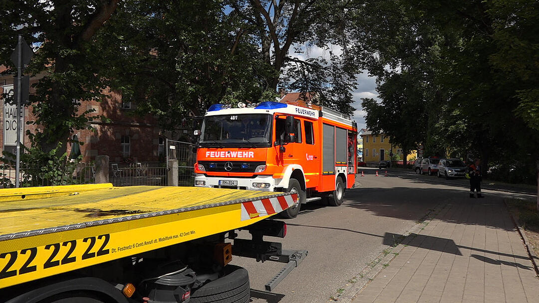 Auto fährt in Roth trotz Warnzeichen auf Gleise und wird von Zug erfasst