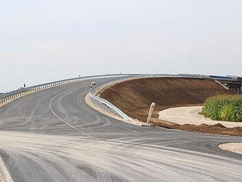 "Die Fertigstellung der Brücke hat sich wegen vielen Kleinigkeiten verzögert", erklärt DB-Projektingenieur Albert Regel. Foto: Ronald Heck