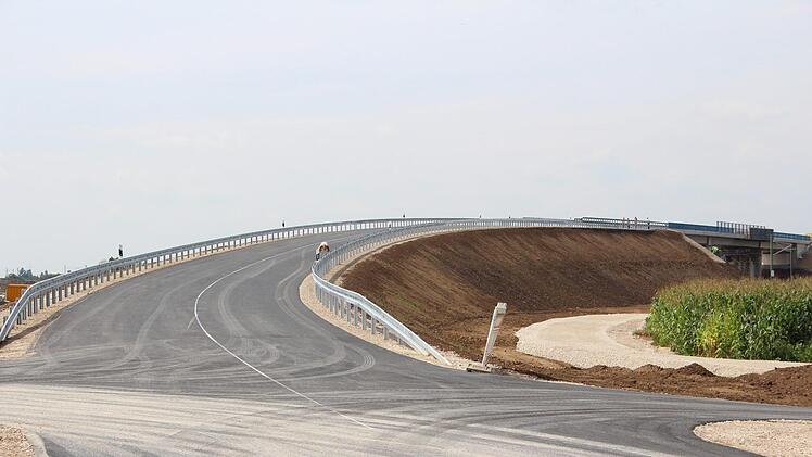 "Die Fertigstellung der Brücke hat sich wegen vielen Kleinigkeiten verzögert", erklärt DB-Projektingenieur Albert Regel. Foto: Ronald Heck