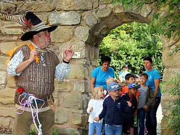 Hotzenplotz alias Heinz Winkelmann weist die Kinder ein, was sie demnächst erleben werden. Foto: Bettina Knauth