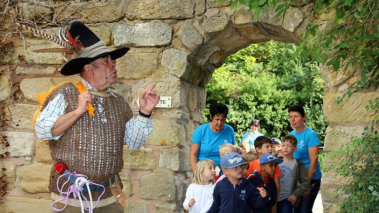 Hotzenplotz alias Heinz Winkelmann weist die Kinder ein, was sie demnächst erleben werden. Foto: Bettina Knauth