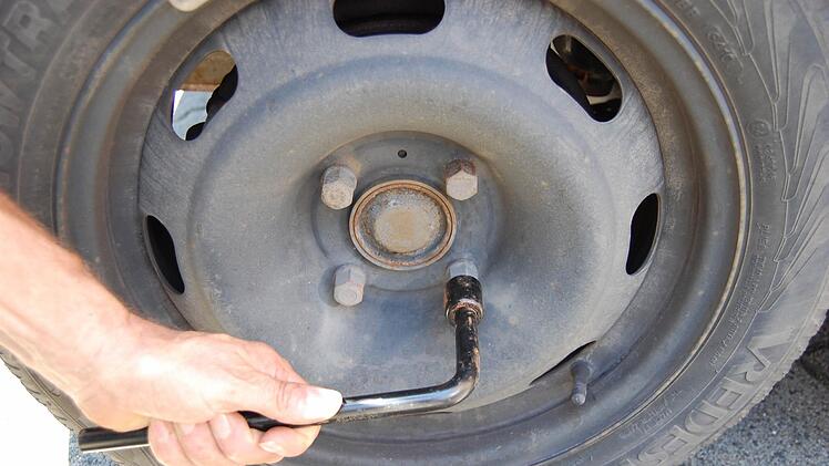Ein bislang unbekannter Täter  hat  am Montagvormittag einen 27-jährigen Autofahrer  aus Lichtenfels mit einem Messer verletzt. Symbolfoto: Oliver Schmidt