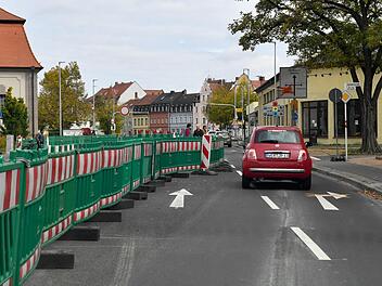 Bis Samstagabend sollen die Absperrungen an der Siechenkreuzung verschwunden sein.  Foto: Ronald Rinklef