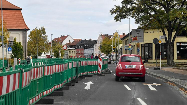 Bis Samstagabend sollen die Absperrungen an der Siechenkreuzung verschwunden sein.  Foto: Ronald Rinklef