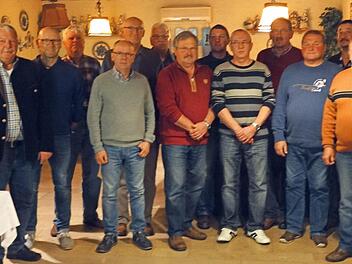 Bürgermeister Mrosek mit den Feldgeschworenen Alfred Leikeim, Holger Stumpf, Lothar Gries, Wolfgang Stammberger, Werner Fröba, Harald Fusch, Jürgen Jähnel, Günter Tremel, Thilo Bischoff, Helmut Rüger, Michael Oppel und Karl-Heinrich Sünkel (von links).  Foto: Thomas Micheel