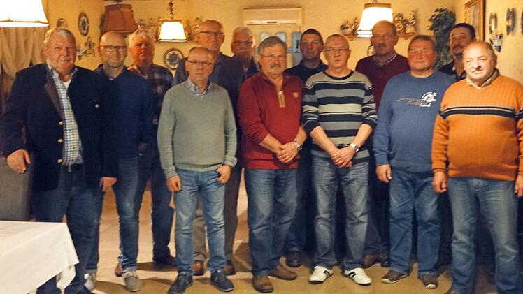 Bürgermeister Mrosek mit den Feldgeschworenen Alfred Leikeim, Holger Stumpf, Lothar Gries, Wolfgang Stammberger, Werner Fröba, Harald Fusch, Jürgen Jähnel, Günter Tremel, Thilo Bischoff, Helmut Rüger, Michael Oppel und Karl-Heinrich Sünkel (von links).  Foto: Thomas Micheel