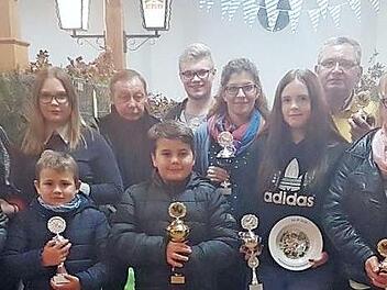 Die Vereinsmeister und Preisträger des Kleintierzuchtvereins Seibelsdorf: Vorne, von links): Waltraud Blüchel, Finn Ohnemüller, Nils Ohnemüller, Nathalie Becke, Susanne Schrepfer, Vorsitzende Ursula König; hinten, von links: Emil Blüchel, Hannah Will, Linda Will, Elmar Müller, Jonas Klatt, Carolin Fischer, Elmar Hildner, Niklas Klatt und Rudi Jobst. Foto: privat