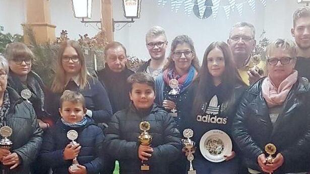 Die Vereinsmeister und Preisträger des Kleintierzuchtvereins Seibelsdorf: Vorne, von links): Waltraud Blüchel, Finn Ohnemüller, Nils Ohnemüller, Nathalie Becke, Susanne Schrepfer, Vorsitzende Ursula König; hinten, von links: Emil Blüchel, Hannah Will, Linda Will, Elmar Müller, Jonas Klatt, Carolin Fischer, Elmar Hildner, Niklas Klatt und Rudi Jobst. Foto: privat