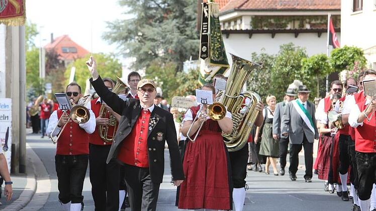 Der Festzug in Langensendelbach Foto: Barbara Herbst