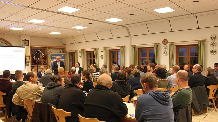 Bürgermeister Helmut Krämer begrüßte viele Interessierte im Bürgerhaus in Hohenpölz. Foto: Carmen Schwind