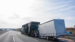 Tödlicher Unfall auf der A3: Stauende übersehen - Kleinlaster prallt mit voller Wucht auf Lkw Tödlicher Unfall auf der A3: Stauende übersehen - Kleinlaster prallt mit voller Wucht auf Lkw