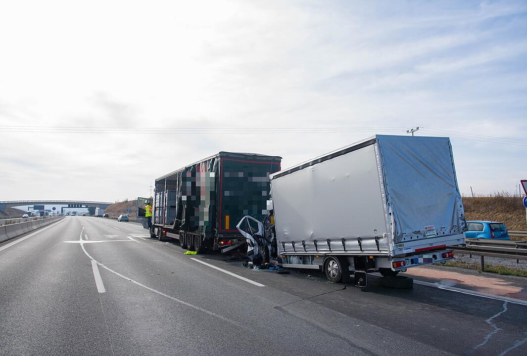 Tödlicher Unfall auf der A3: Stauende übersehen - Kleinlaster prallt mit voller Wucht auf Lkw