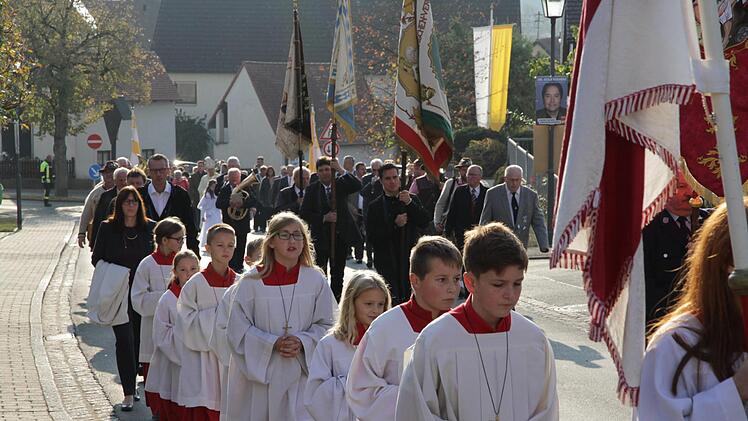 Kirchenzug mit Fahnenabordnungen