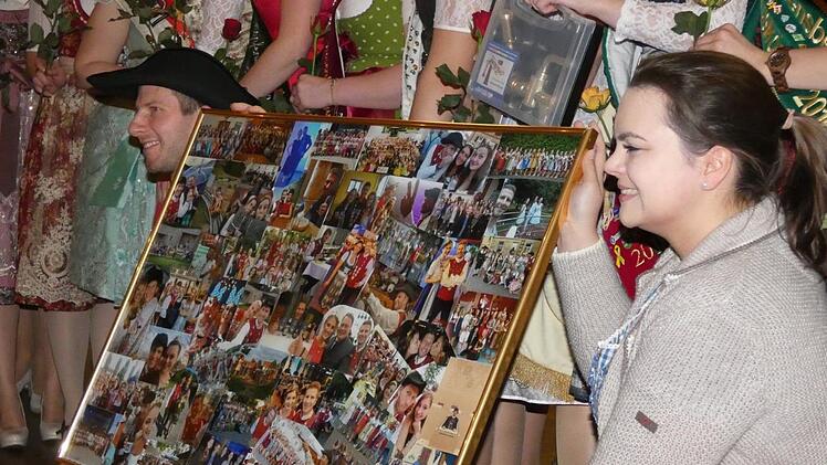 Eine Fotocollage gab es als Erinnerungsgeschenk von den Weinprinzessinnen.